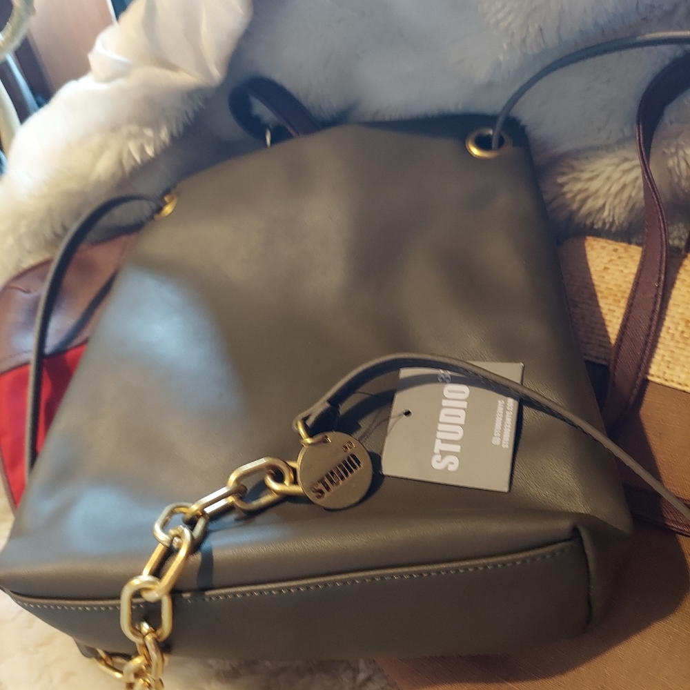 Purses Galore - Picture 15 of 16